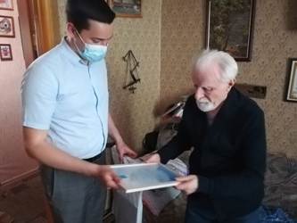 Александр Бондаренко передал поздравления ветерану СГМУ 